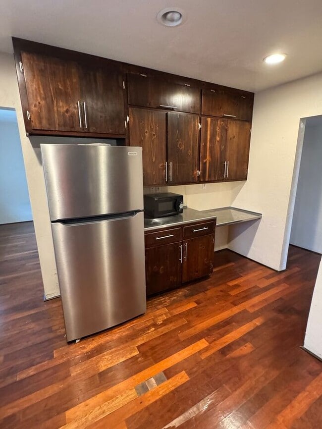 Building Photo - Charming 3 bedroom 2.bath with yard