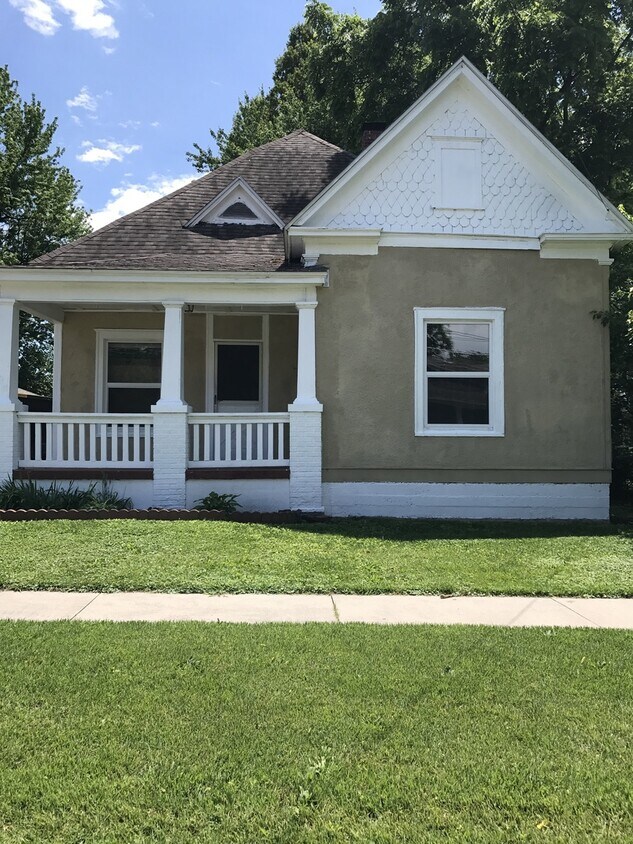 Primary Photo - Available Now! 3 Bedroom Home with a Fence...