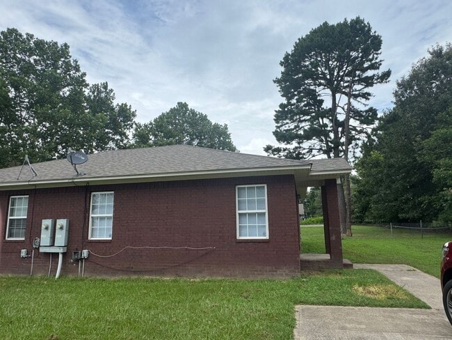 Building Photo - 122 W Nipper St