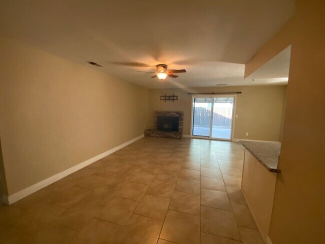 Foto del edificio - Charming home for rent in Visalia