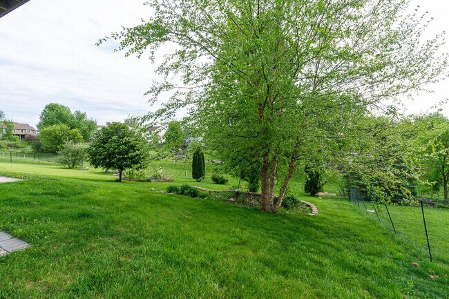 Building Photo - Updated Home with Pond Views in NW Rochester location!