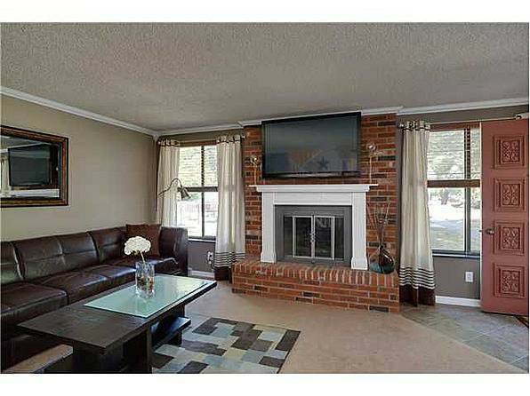 Living Room - 120 Ellicott Creek Rd