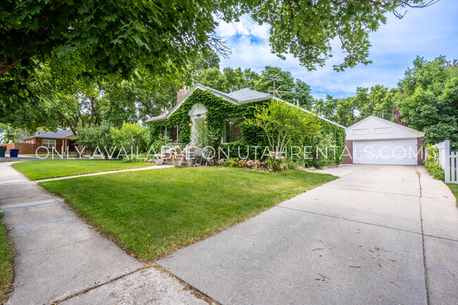Building Photo - 2040 E Redondo Pl