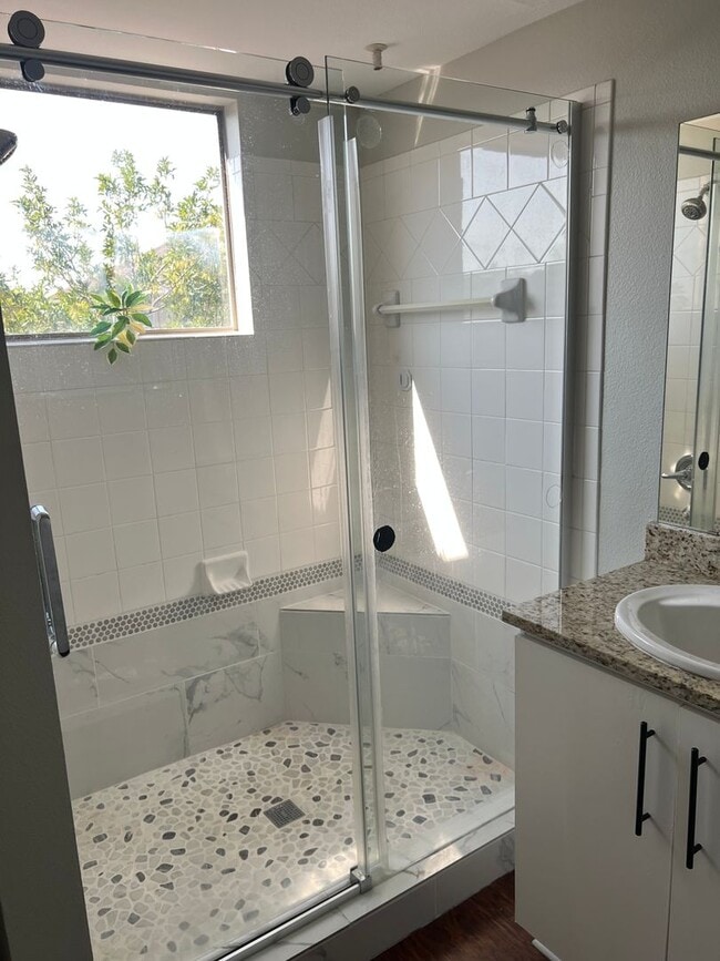 Building Photo - Northwest Townhome