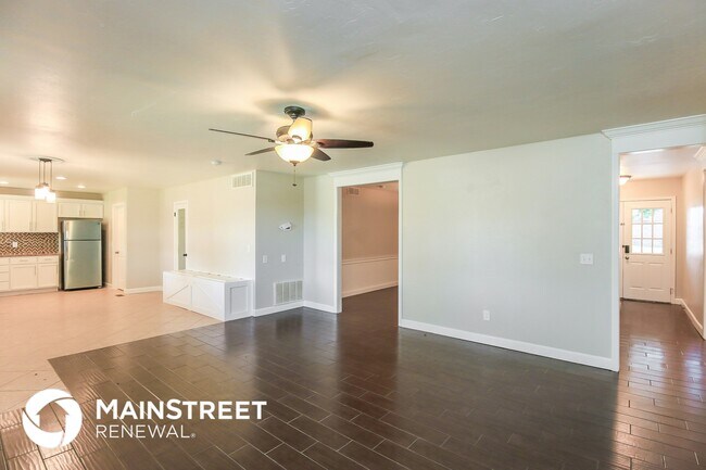 Foto del edificio - 6400 N Libby Ave
