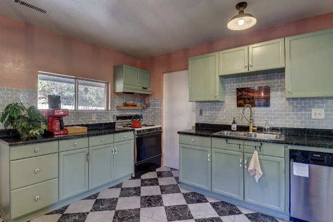 Foto del edificio - 2807 Willow Creek Rd