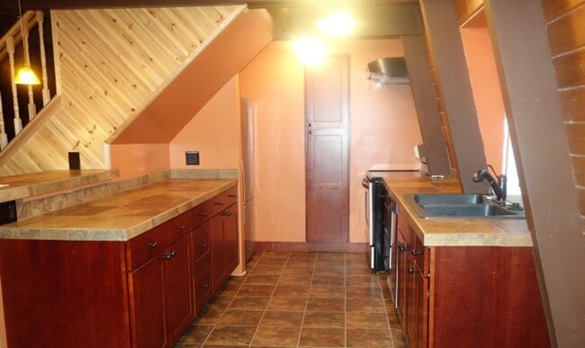 Foto del edificio - 2 Story 2 Bedroom 1 3/4 Bath Chalet Style ...