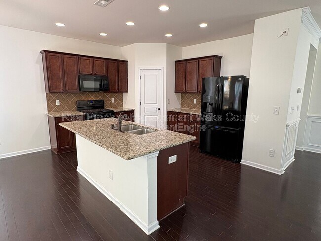 Building Photo - 2421 Girvan Dr