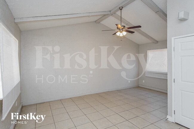 Foto del edificio - 4624 Cinderella Ln