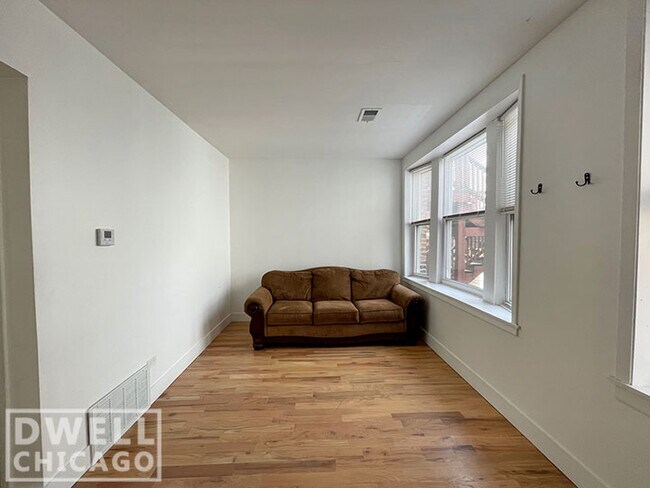 Building Photo - 923 S Carpenter St