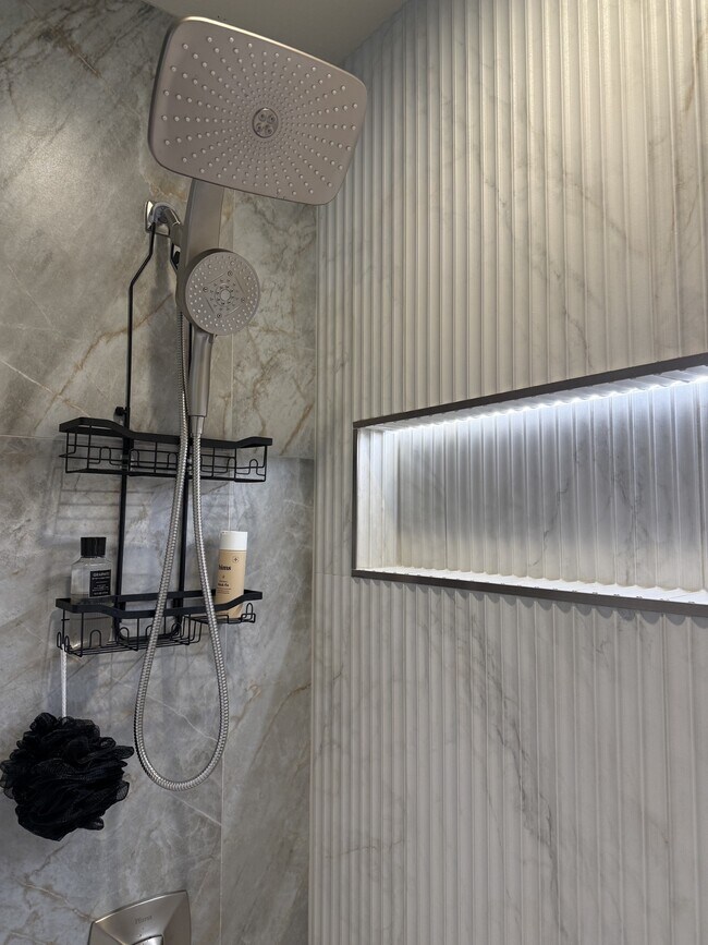 Lluvias/Modernas - 4836 NE 9th Ave