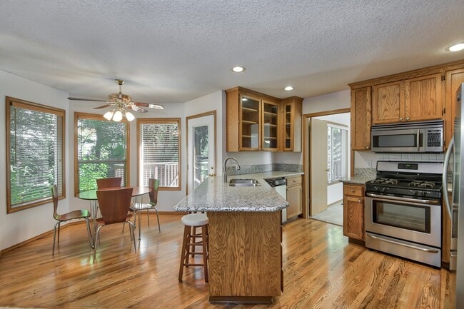 Building Photo - Beautiful cul-de-sac home, with fenced in ...