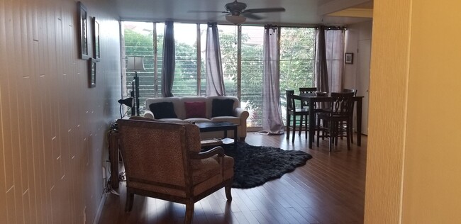 Building Photo - Spacious Upstairs One Bedroom Unit