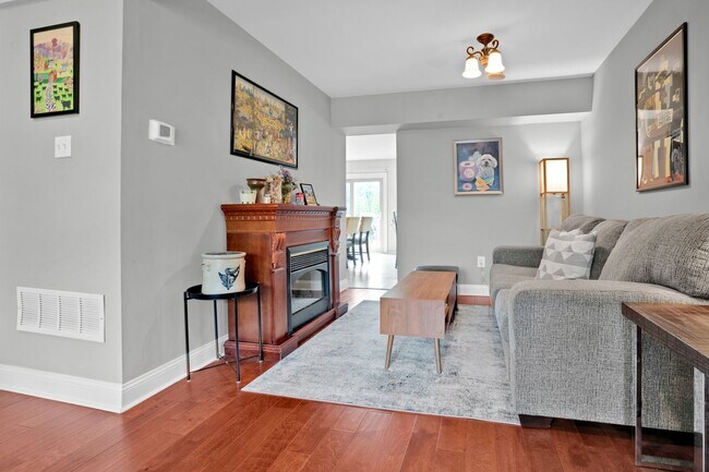 Building Photo - Elegant 3 Bed/2.5 Bath Townhome for rent i...