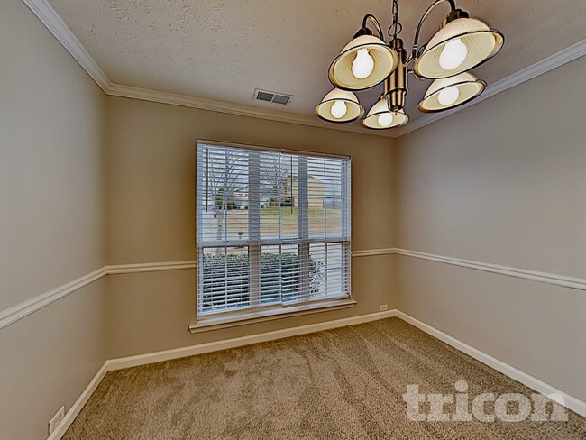 Building Photo - 872 Woodside Dr