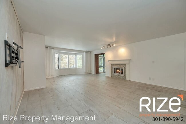 Building Photo - 2 br, 2.5 bath House - 171 East 3rd Ave Un...