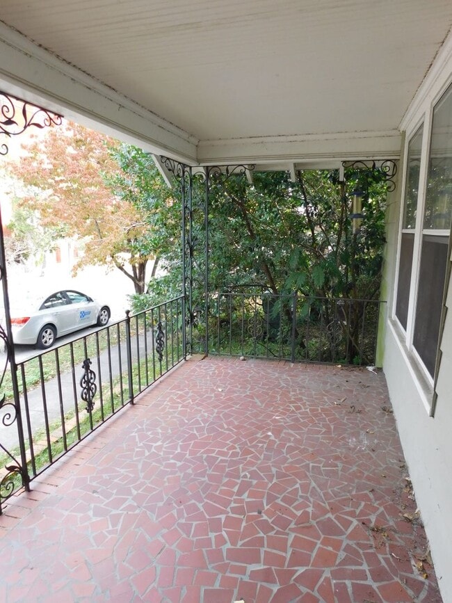 Building Photo - 605 Johnson St