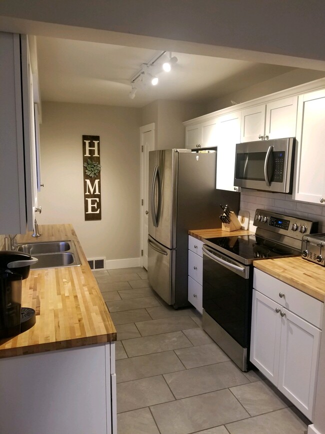 Kitchen - 505 S Cole St