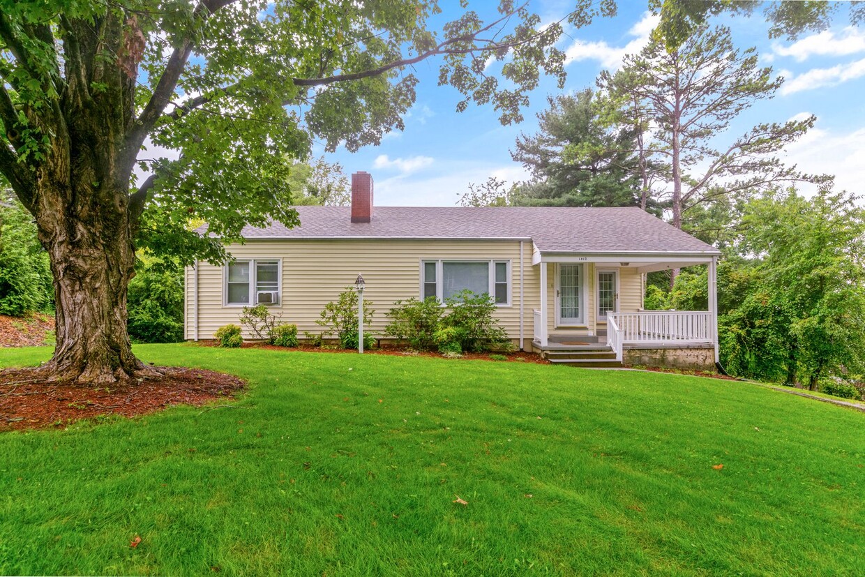 4 bedroom / 1 3/4 bath. Pet friendly, Und... - 4 bedroom / 1 3/4 bath.  Pet friendly, Und...