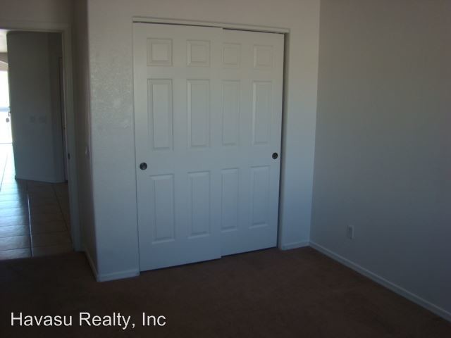 Building Photo - 2371 Shorewood Dr