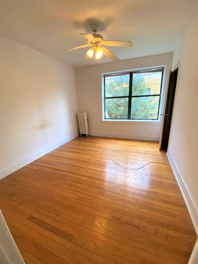 Building Photo - 3152 W Wilson Ave