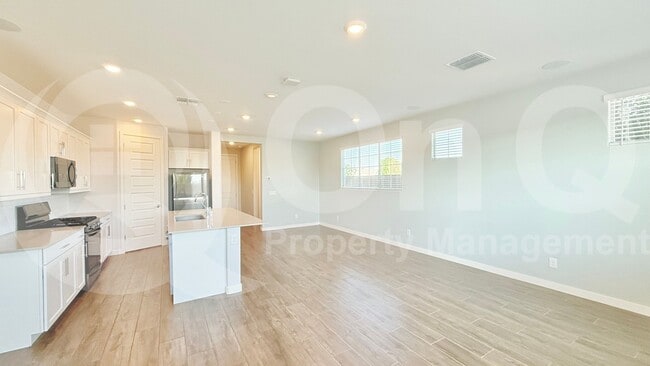 Building Photo - 708 N Bay Dr