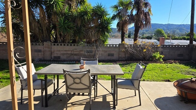 Foto del edificio - Spacious 4-Bedroom 2 Bath Home with a Large, Serene Backyard and Courtyard.