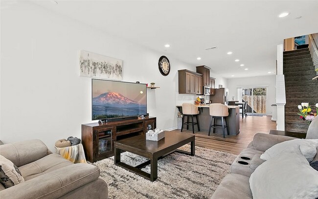 Foto del edificio - Spacious & Beautiful 4-Bedroom Home in Lak...