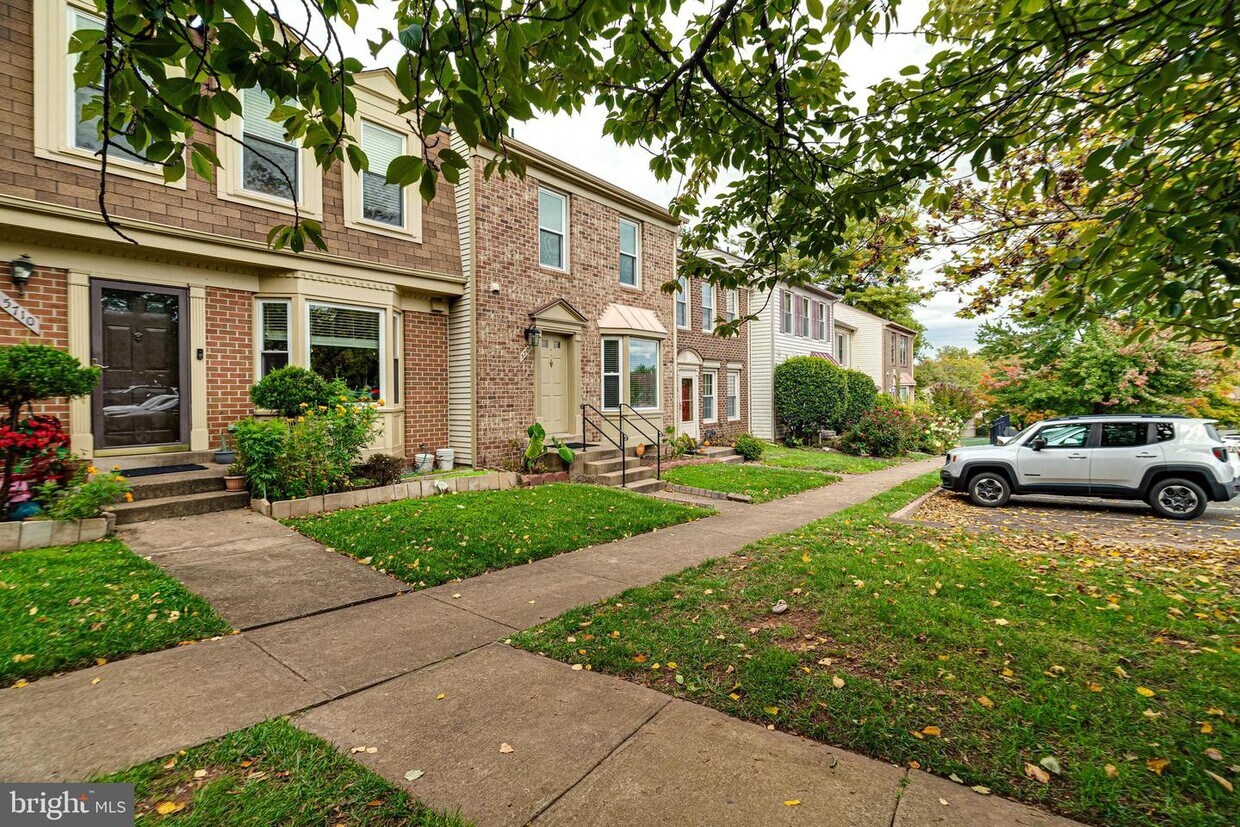 5708 Heritage Crossing Ct, Centreville, VA 20120 Townhome Rentals in