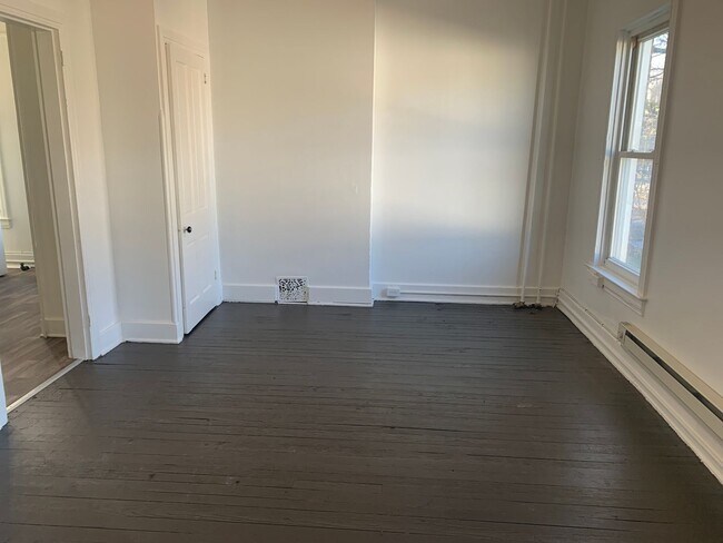 Building Photo - 2nd Floor Apt. on the Avenues-Parking York...