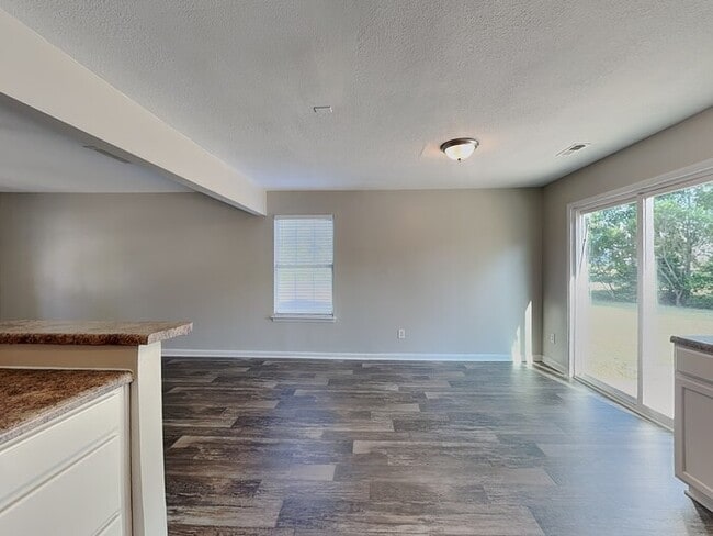 Building Photo - 2873 Signal Ct SW