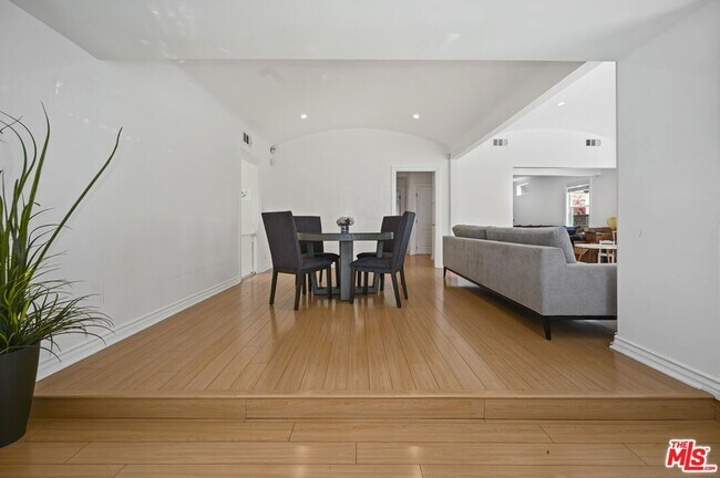 Foto del edificio - 232 Crescent Dr