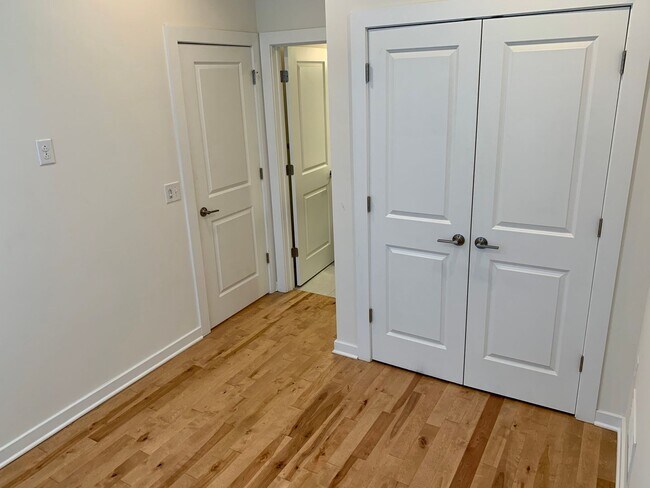 Building Photo - Gorgeous 3-Bedroom Townhome with Parking S...