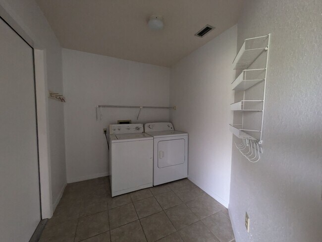 Building Photo - 2 Bedroom 2 Bath Maintenance Free Villa in...