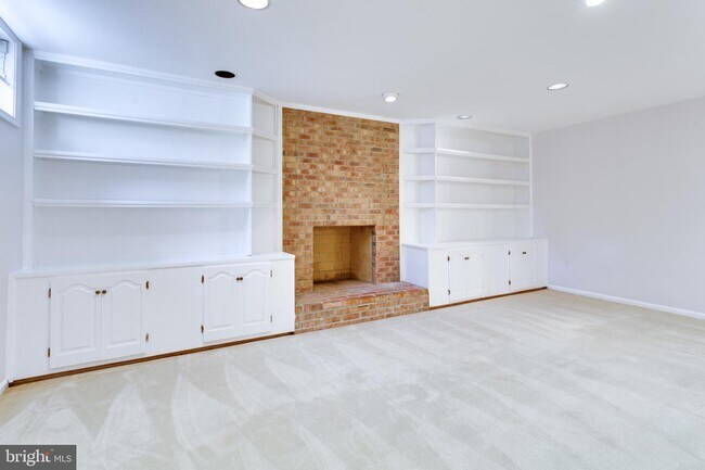 Building Photo - 8467 Clover Leaf Dr