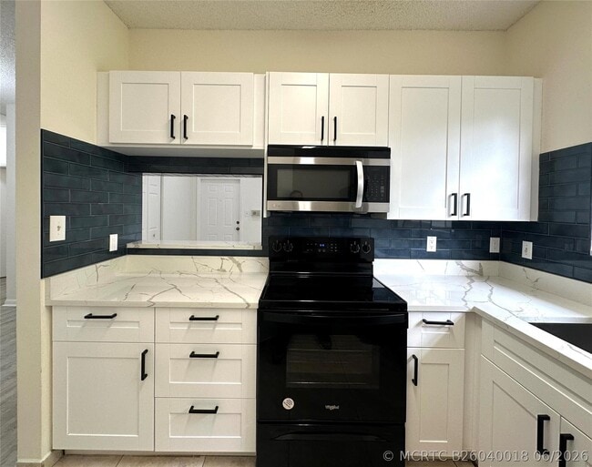 Foto del edificio - 641 Cypress Lake Blvd