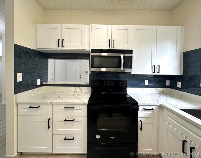 Building Photo - 641 Cypress Lake Blvd