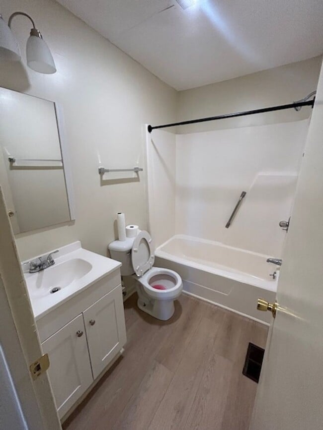 Building Photo - 3601-B Hillcrest Dr