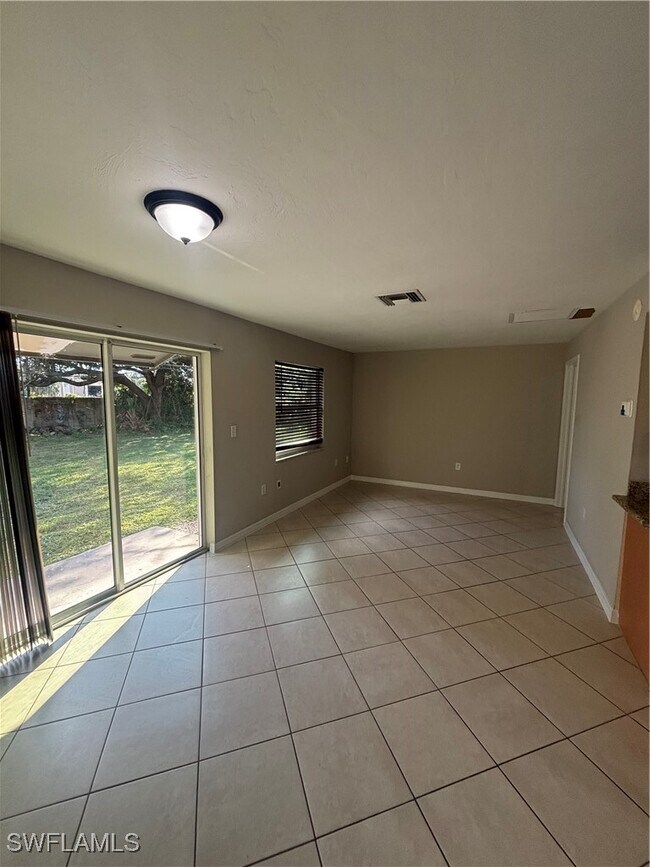 Foto del edificio - 12369-12377 First St