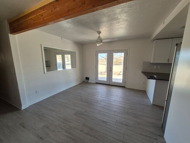 Foto del edificio - Coming soon! All appliances and super clean!!