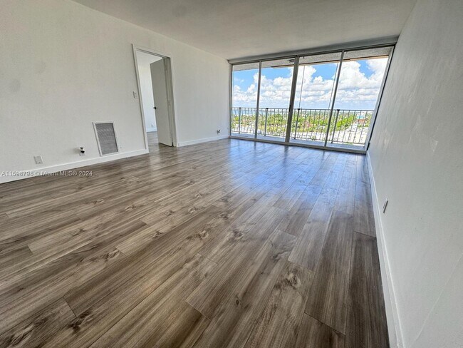 Building Photo - 7601 E Treasure Dr