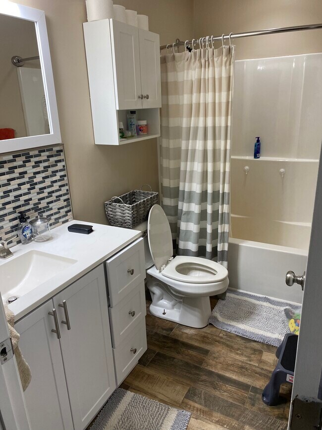 Front bathroom - 509 Cassandra Blvd