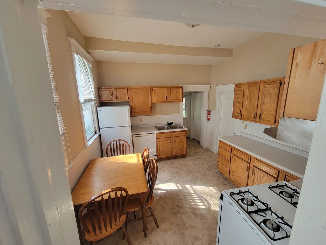 709 W California Ave Unit 1, Urbana, IL 61801 Room for Rent in