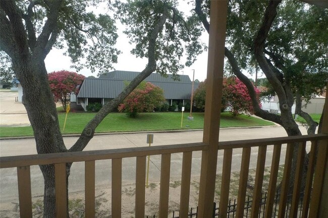 Building Photo - 16111 Aspenglenn Dr
