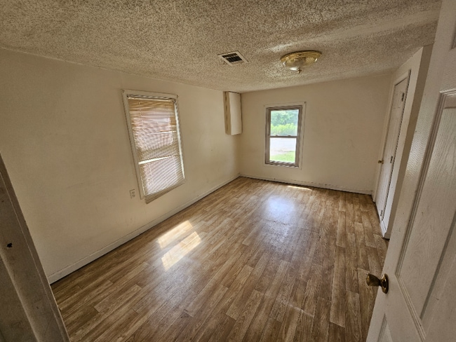 Foto del edificio - 215 Alfalfa Ave