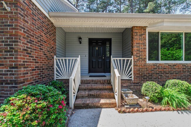 Foto del edificio - Charming Brick Ranch-Style Cul-de-Sac Home in Garner!