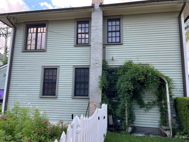 Building Photo - 4812 S Woodlawn Ave