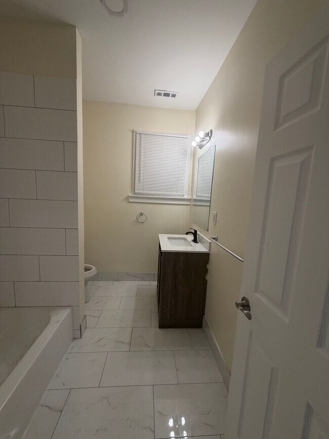 Foto del edificio - 5 Bedroom 2 full bath spacious home