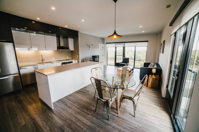 Photo du bâtiment - 835 Sterling Lyon Pkwy