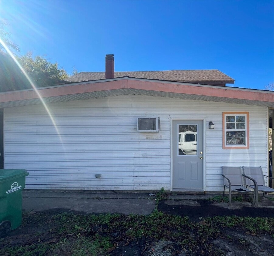 Primary Photo - Quaint one bedroom steps from historic Man...